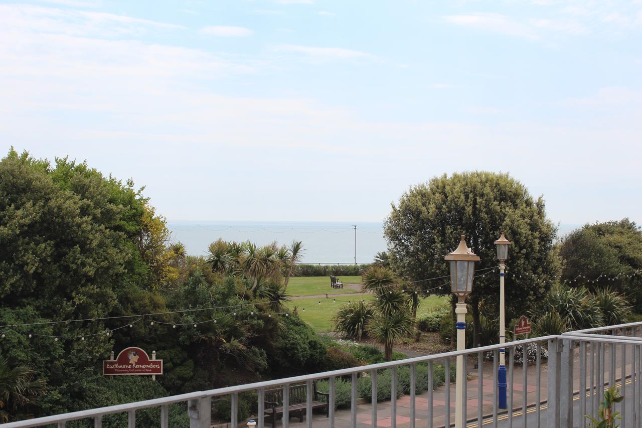 By The Sea Bed And Breakfast Истбурн Экстерьер фото