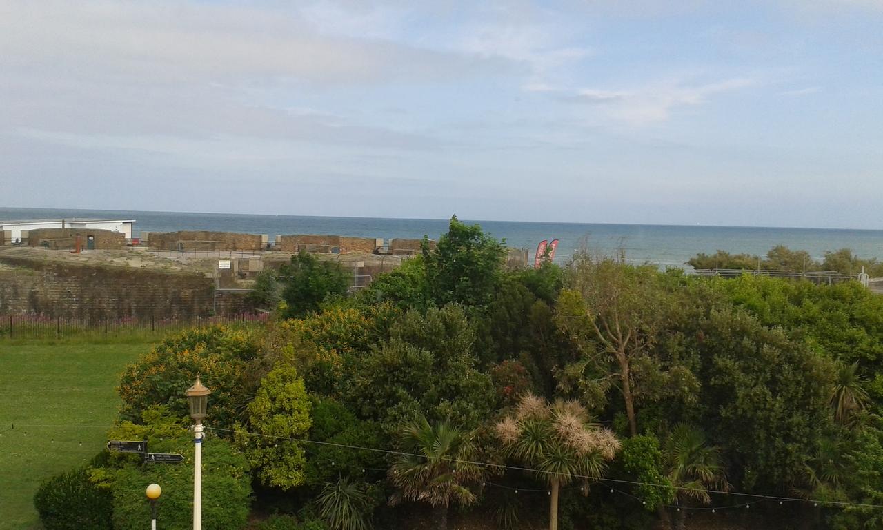 By The Sea Bed And Breakfast Истбурн Экстерьер фото