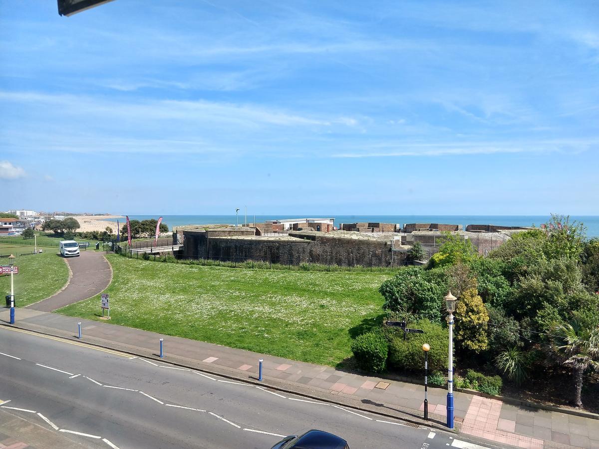By The Sea Bed And Breakfast Истбурн Экстерьер фото